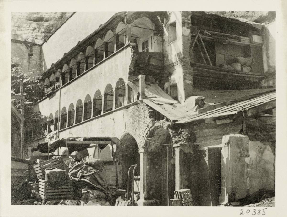 Bürgerspital St. Blasius mit Bombenschaden, 1946, Fotoabzug auf Karton, © Salzburg Museum